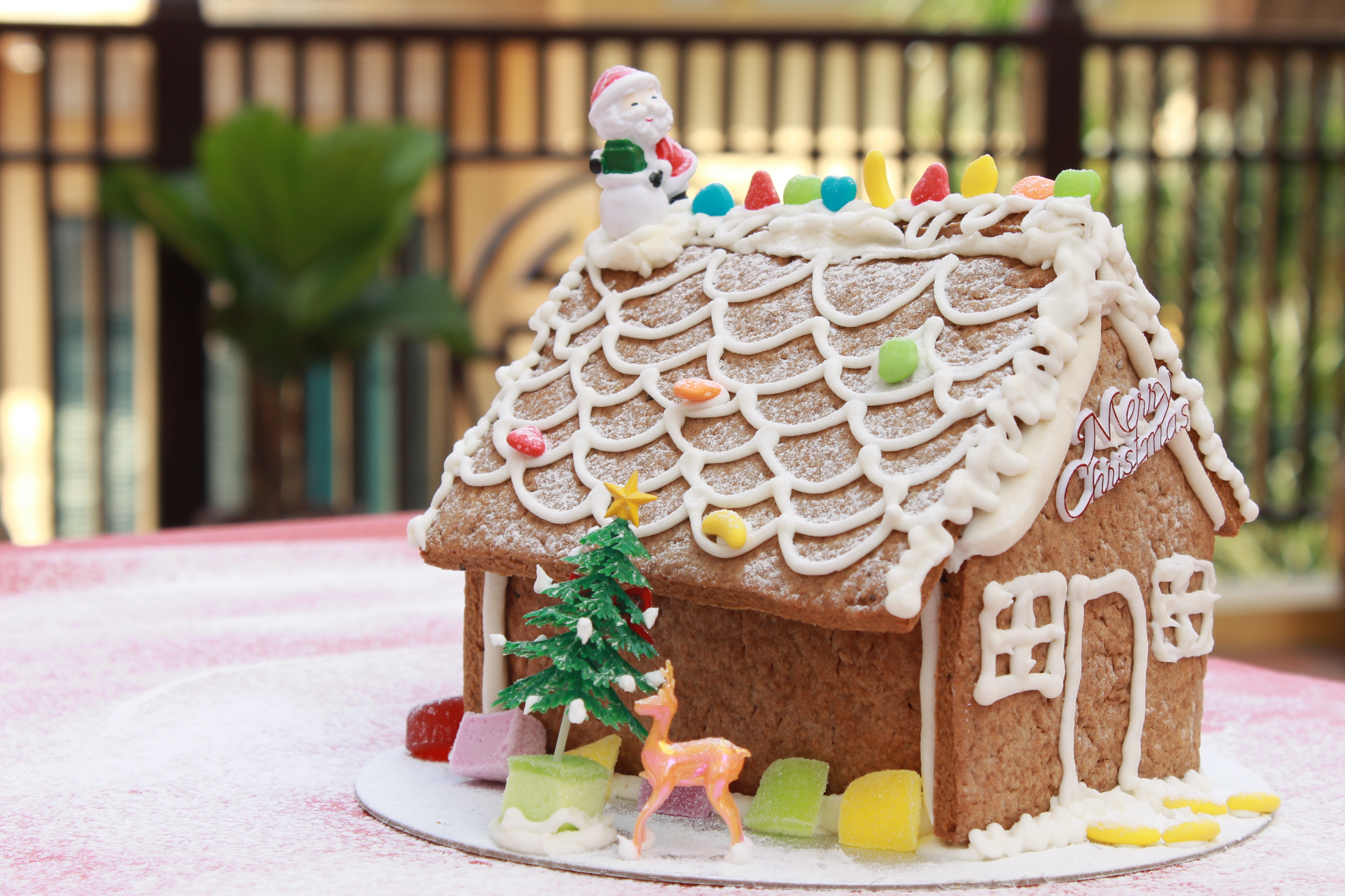 Complete gingerbread decorating kit to create delicious and decorative treats